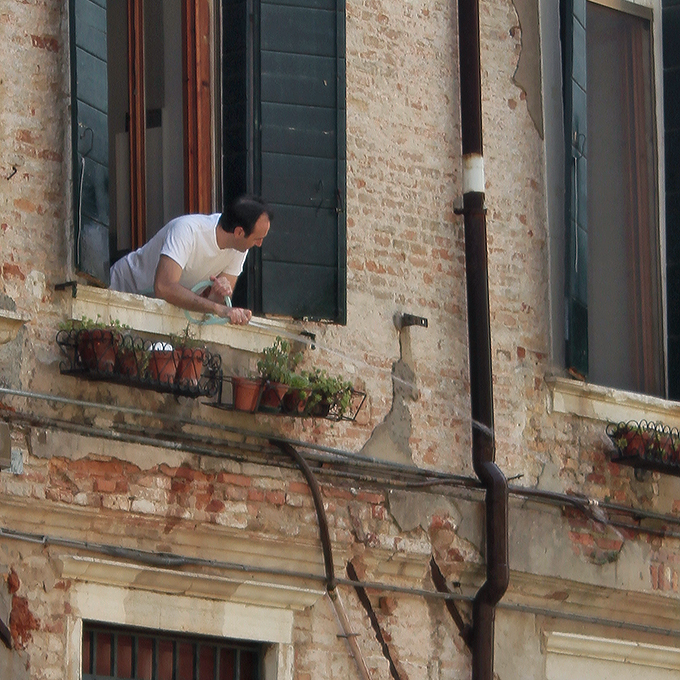 Momenti veneziani 48 - Bagnando i fiori.jpg